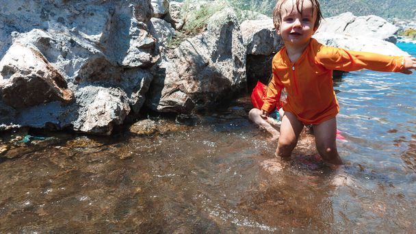 маленький мальчик плавает в воде  - Фото, изображение