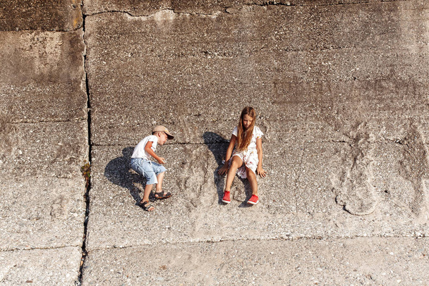 young kids walking and enjoying summer on the beach - Fotografie, Obrázek