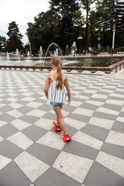 young girl with playing on the street - Фото, зображення