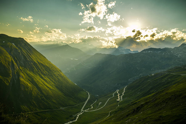 Вечернее настроение на высокогорном перевале Фурка с прекрасным видом на окружающие Швейцарские Альпы
 - Фото, изображение