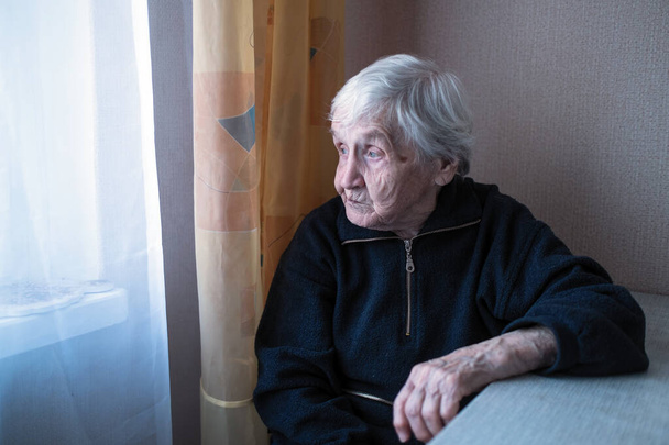 Eine alte depressive einsame Frau in seinem Haus, die nichts sieht.  - Foto, Bild