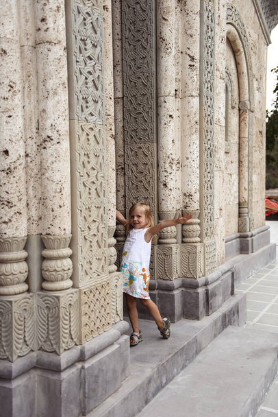 young girl in a dress on the background of the old building - Φωτογραφία, εικόνα