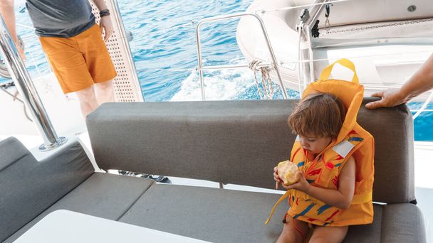 cute little boy eating apple yacht - Fotoğraf, Görsel