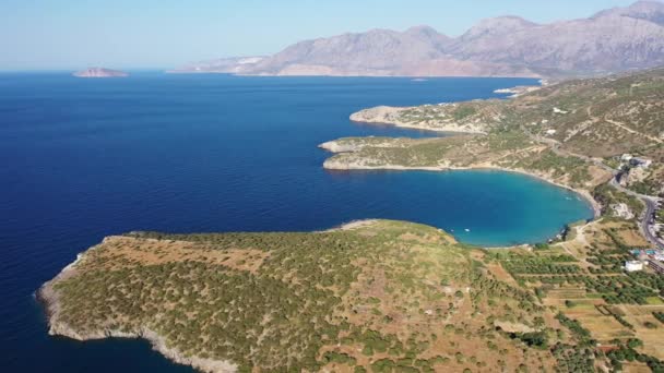Uitzicht vanuit de lucht op zee en de kustlijn met bergen op de achtergrond, Istro, Kreta, Griekenland. - Video