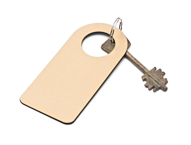 Ключ с пустой золотой этикеткой для текста, изолированного на белой спине
 - Фото, изображение