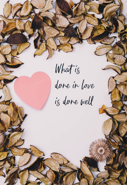 Gyönyörű bokeh fotó üdvözlő kártya design szöveggel "Mi történik a szerelemben jól". Díszített sárga levelek háttér. Használatra kész. Szövegmásolási hely - Fotó, kép