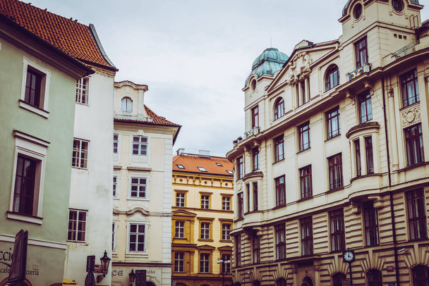 Piękne ulice i architektura jesiennej Pragi - Zdjęcie, obraz