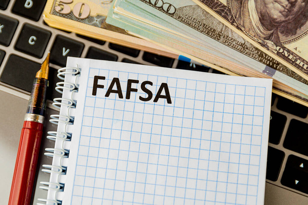 Fafsa. Formulaire de déclaration d'aide aux étudiants et argent sur la tablette
. - Photo, image