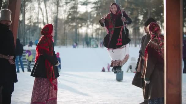 ロシアの民間伝承-ロシアの女の子が揺れると誰もが笑っている - 映像、動画