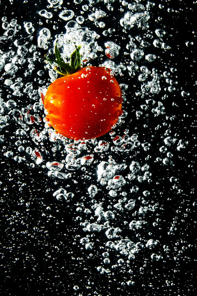 Tomato sinking in water - Fotó, kép