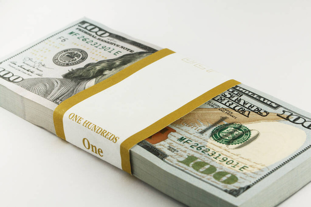 Hromada amerických peněz, stodolarové bankovky na bílém pozadí, spousta stodolarových bankovek - Fotografie, Obrázek