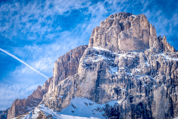 Dolomiti paisagem de montanha em uma estância de esqui Campitello di Fassa Itália
. - Foto, Imagem