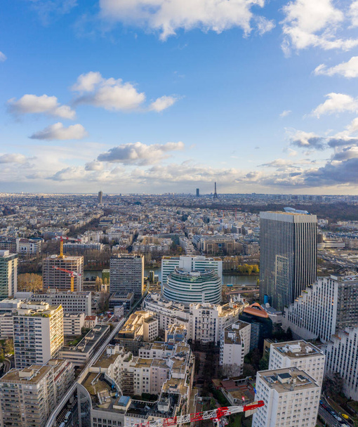 Eiffel Kulesi, Seine, Louis Vitton fondation, Tur Montparnasse, Hyatt Regency ile Levallois Paris 'in insansız hava aracı görüntüleri. - Fotoğraf, Görsel