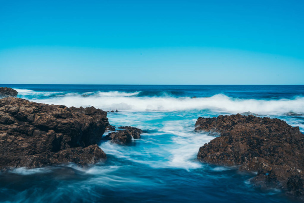Long Exposure Of Sea Wave with rock - Foto, imagen