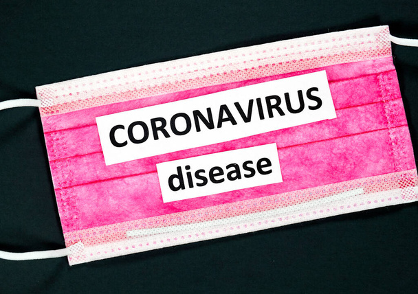 Coronavirus COVID-19 escrito sobre una máscara sobre fondo negro Qué es el coronavirus Un coronavirus novedoso es un coronavirus nuevo que no ha sido identificado previamente. El virus que causa la enfermedad COVID-19
 - Foto, imagen