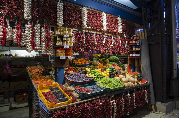 groenten staan in grote markthal in Boedapest - Foto, afbeelding