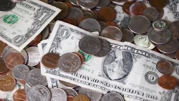 Amerikai Pénznem - Készpénz - Pénz. Számlák és érmék, beleértve az egydollárosokat, dollárosokat, ötösöket, húszasokat, pennyket, ötcenteseket, tízcenteseket, negyeddollárosokat, amelyek feléd tartanak. - Felvétel, videó