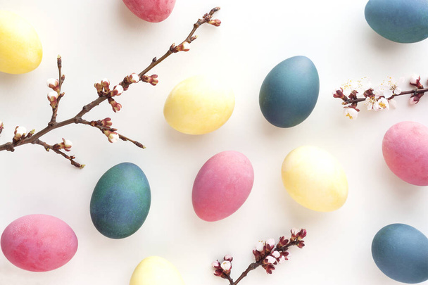 Пасхальный фон с яйцами и цветущими ветвями
 - Фото, изображение