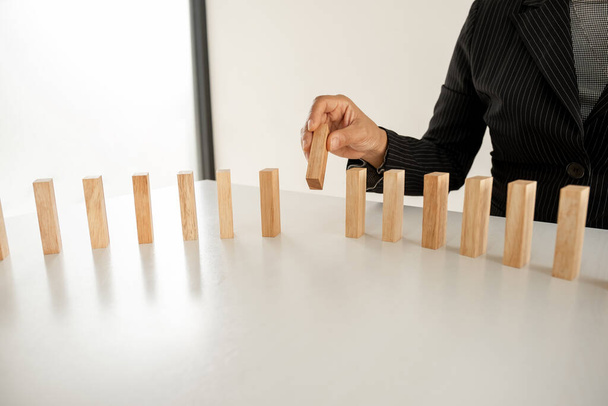 Mão segurando blocos jogo de madeira, Concept Risco de gestão e plano de estratégia, processo de sucesso do negócio de crescimento e trabalho em equipe
. - Foto, Imagem