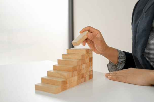 Juego de madera de bloques de mano, Concepto de riesgo de gestión y plan de estrategia, proceso de éxito del negocio de crecimiento y trabajo en equipo. - Foto, imagen