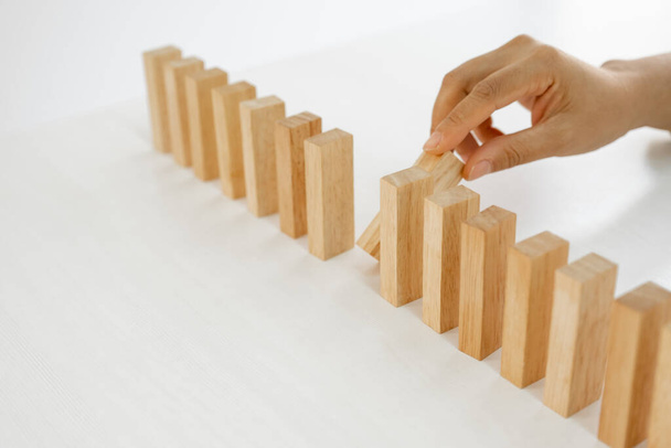 Рука тримає блоки дерев'яної гри, Концепція Ризик управління та план стратегії, процес успіху бізнесу зростання та командна робота
. - Фото, зображення