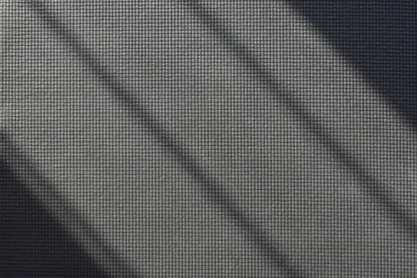 йога килимок одягнений на підлогу в боковому фітнес-центрі, зображення спортивних вправ фону з сонячним світлом вранці
 - Фото, зображення