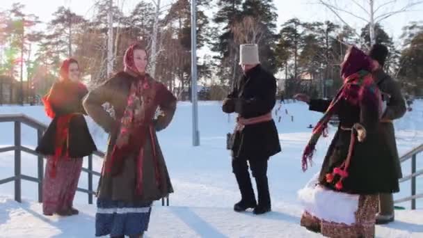 Les Russes - les femmes en écharpes lumineuses dansent avec les hommes dans les escaliers du parc d'hiver
 - Séquence, vidéo