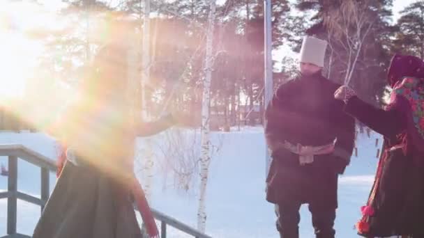 Russische folk - vrouwen in heldere sjaals dansen met mannen bij zonnig weer - Video