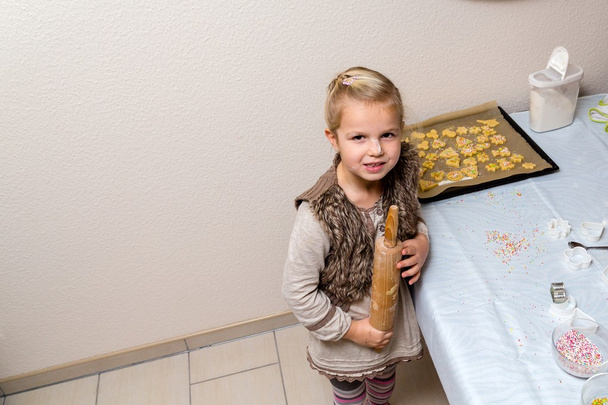 Mała dziewczynka zrobić ciasteczka - Zdjęcie, obraz