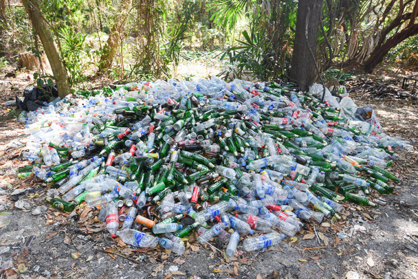 Bangkok Tayland 20 Şubat 2020: Doğa kirliliğinde çöp geri dönüşümü plastik ve cam şişe veya kirlilik yönetimi konsepti için geri dönüşüm bekliyor  - Fotoğraf, Görsel