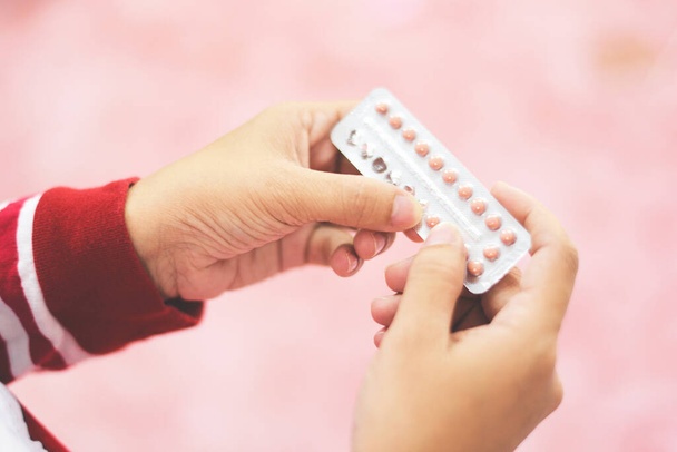 Verhütungspillen in der Hand hält Frau / Verhütungsmittel zur Geburtenkontrolle verhindern Schwangerschaft  - Foto, Bild