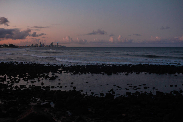 horizonte del paisaje en el momento de la puesta del sol. Costa de Oro, Australia
 - Foto, Imagen