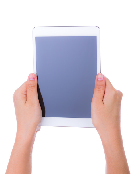 Main de femme à l'aide d'un dispositif d'écran tactile sur fond blanc
 - Photo, image
