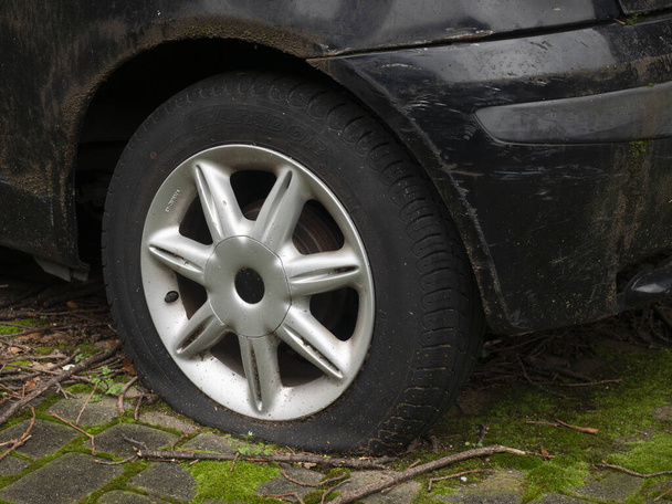 Gênes Italie _ Février 22, 2020 : détail de pneu à plat d'un vieux noir endommagé abandonné ca
 - Photo, image