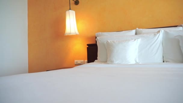 Branco travesseiro confortável na cama decoração interior do quarto - Filmagem, Vídeo