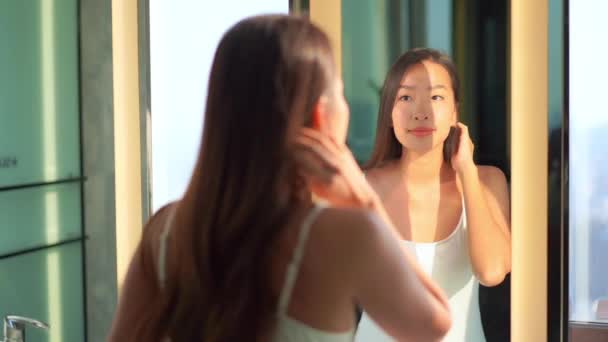 Beautiful asian woman applying cosmetics in bathroom - Footage, Video