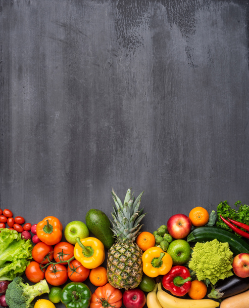 Dieet en gezond eten concept: fruit, groenten, veganistisch voedsel, voeding ingrediënten op natuurlijke achtergrond. - Foto, afbeelding