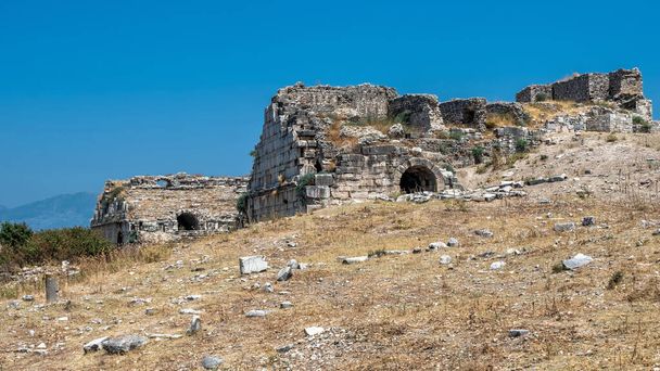 Древний греческий город Милет на западном побережье Анатолии, Турция, в солнечный летний день - Фото, изображение