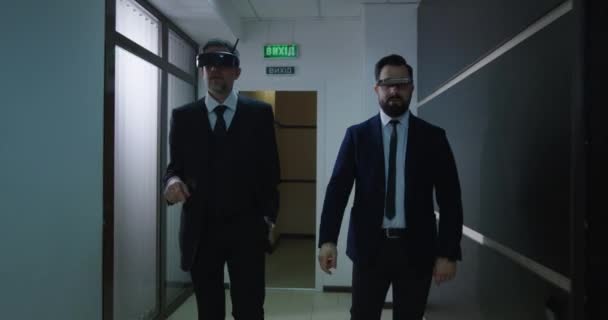Empresarios con gafas VR en pasillo de oficina
 - Metraje, vídeo