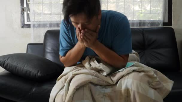 Ασίας άνθρωπος άρρωστος από covid-19 - Πλάνα, βίντεο