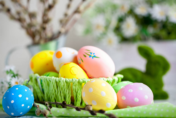 Καλό Πάσχα. Συγχαρητήριο Πάσχα φόντο. Πασχαλινά αυγά και λουλούδια. Φόντο με αντίγραφο χώρου. Επιλεκτική εστίαση. - Φωτογραφία, εικόνα