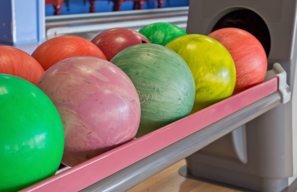 colored bowling balls - Foto, afbeelding