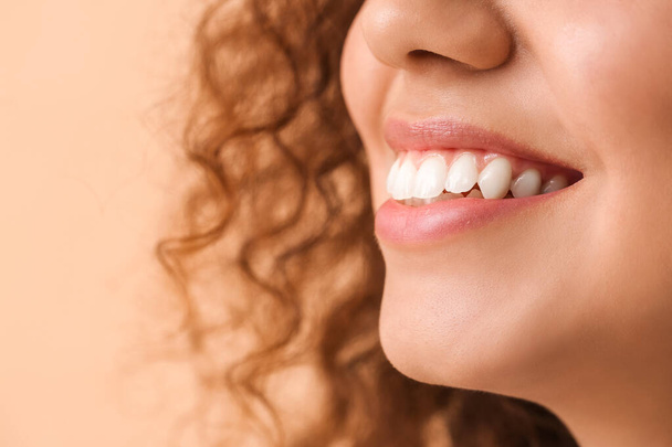 Happy woman with healthy teeth on color background, closeup - Fotoğraf, Görsel