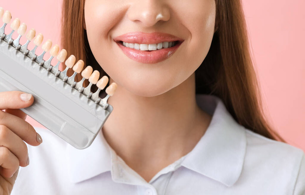 Piękna młoda kobieta z próbkami koloru zębów, zbliżenie - Zdjęcie, obraz