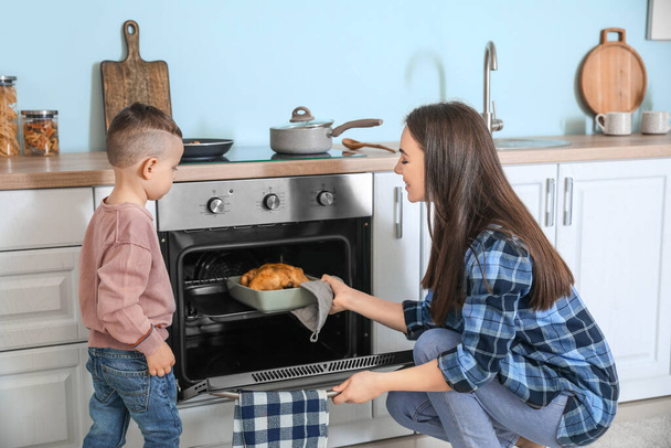 Μητέρα με γιο μαγειρεύουν μαζί στην κουζίνα - Φωτογραφία, εικόνα