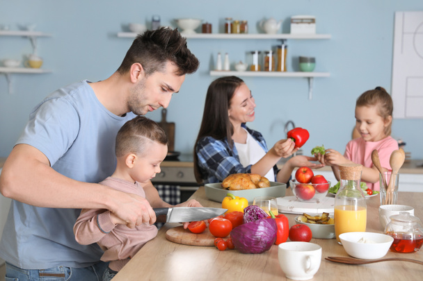 Mladá rodina, společné vaření v kuchyni - Fotografie, Obrázek