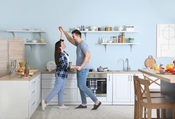 Молодая пара танцует на кухне
 - Фото, изображение