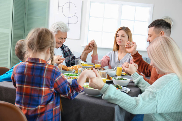 Family celebrating Thanksgiving Day at home - Fotó, kép