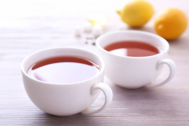 Чашки гарячого чаю на столі
 - Фото, зображення