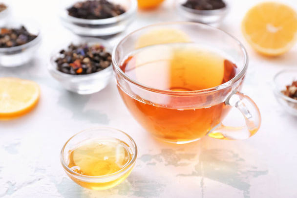 Egy csésze forró tea mézzel fehér alapon - Fotó, kép